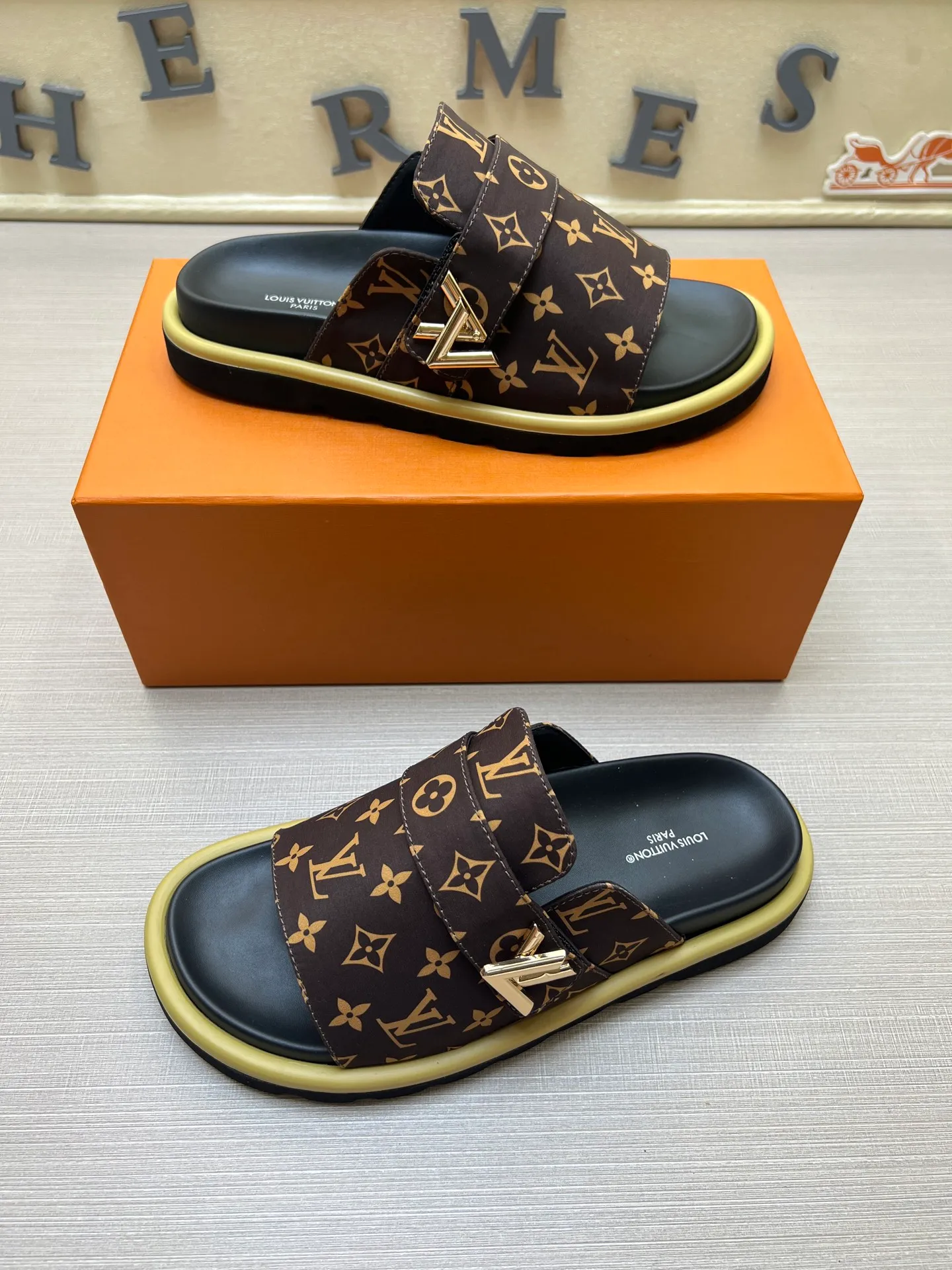 Factory price: 360💰【LOUIS VUITTON】Louis Vuitton, LV printing, men's and women's slippers are on the market, drawer box packaging with cloth bag, card, the upper pattern looks very soft and waxy, super versatile leg slimming artifact. Fabric: imported denim/canvas/old fabric, LV hardware LOGO, official website pattern printing, comfortable to wear, foot pads: high elastic men's shoes💰U water table. Sole: foam sole, heel height: about 5cm. Code number: 35-46, 35, 45, 46 are custom-made and non-returnable. Color: multiple colors and styles available.